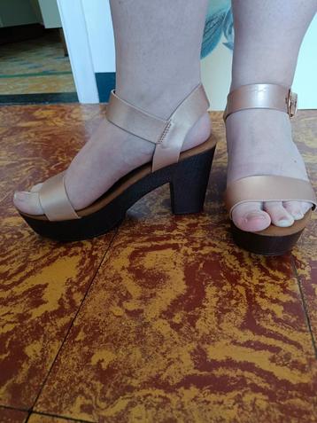 Sandalen met blokhak maat USA 8,5 (40/41)  - goudkleurig beschikbaar voor biedingen