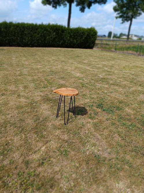 Unieke handgemaakte bijzettafel – massieve boomschijf uit, Huis en Inrichting, Tafels | Statafels, Nieuw, Ophalen