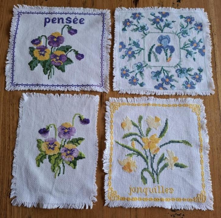 4 Franse borduurwerkjes, geel/ paarse viooltjes, narcissen, Hobby en Vrije tijd, Borduren en Borduurmachines, Zo goed als nieuw