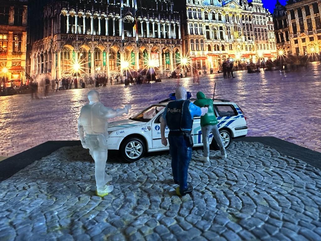 Inspecteur police / politie inspecteur + suspect 1:43 code 3, Hobby & Loisirs créatifs, Voitures miniatures | 1:43, Utilisé, Autres types