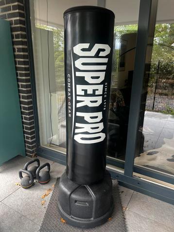 Bokszak Superpro op voet beschikbaar voor biedingen
