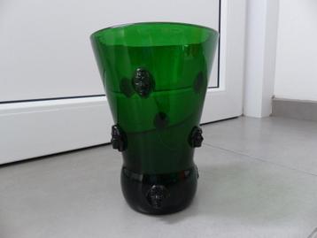 groene doorzichtige vaas met hoofdjes beschikbaar voor biedingen