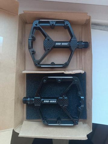 Nieuwe pedalen voor alle fietsen. Gemaakt van aluminium. beschikbaar voor biedingen