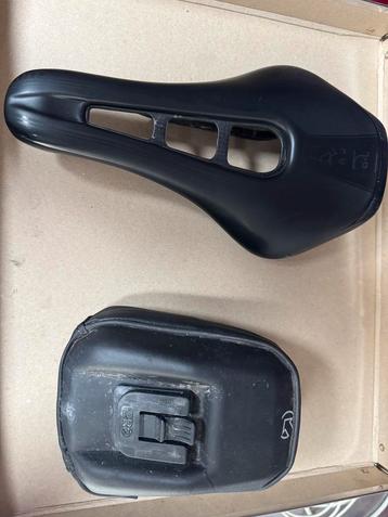 PRO Stealth Superlight Zadel + Zadeltas beschikbaar voor biedingen