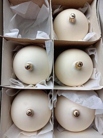 Vijf crèmekleurige Kerstballen Ø 7 cm beschikbaar voor biedingen