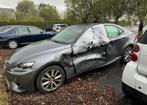 Schadeauto Lexus is 300h Privilege 2014, hybrid/benzine, Auto's, Euro 6, Te koop, IS, Automaat