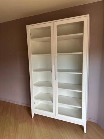 REGISSÖR Vitrinekast ikea - NIEUWSTAAT beschikbaar voor biedingen