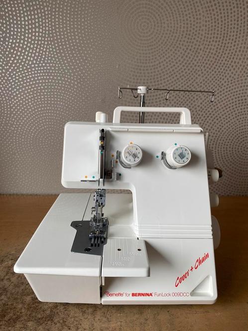 COVERLOCKMACHINE BERNINA/BERNETTE COVER & CHAIN, Hobby en Vrije tijd, Naaimachines en Toebehoren, Zo goed als nieuw, Lockmachine