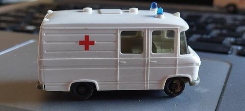 H0LK 2907 MERCEDES-BENZ AMBULANCE 1/87., Hobby en Vrije tijd, Modelauto's | 1:87, Zo goed als nieuw, Auto, Overige merken, Verzenden