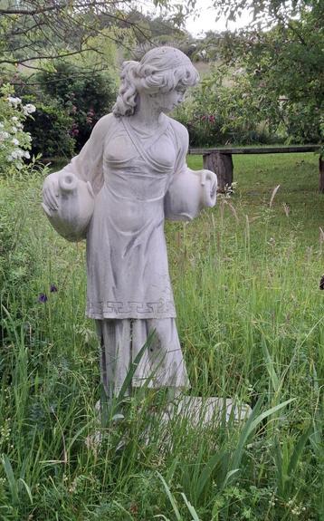 decoratief stenen tuinbeeld beschikbaar voor biedingen