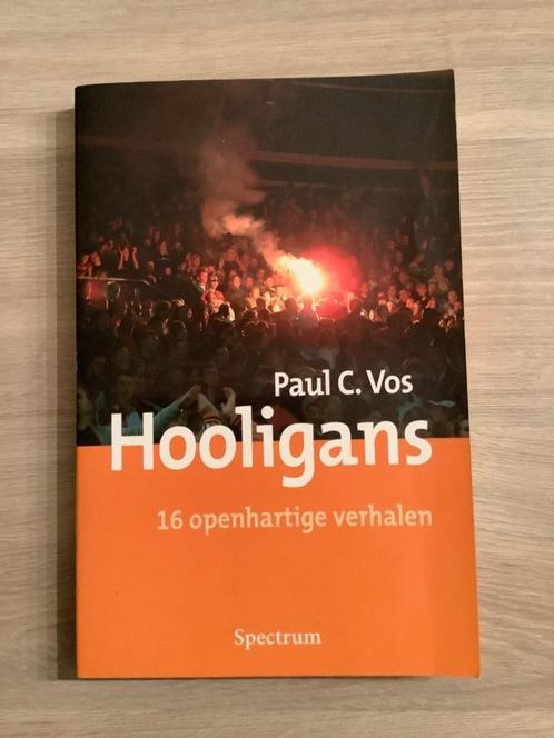 Hooligans 16 openhartige verhalen, Verzamelen, Sportartikelen en Voetbal, Zo goed als nieuw, Boek of Tijdschrift, Ophalen of Verzenden
