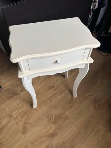 Houten decoratief kastje beschikbaar voor biedingen