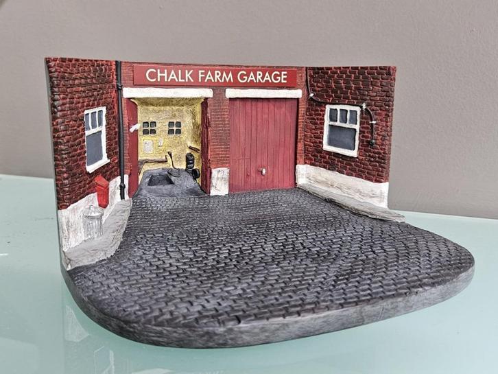 Engelse Corgi Garage Diorama „Chalk Farm Garage”, Hobby en Vrije tijd, Modelbouw | Figuren en Diorama's, Zo goed als nieuw, Diorama