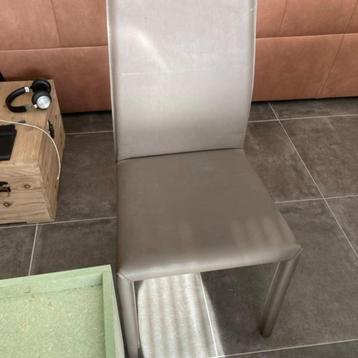Eettafel met 6 stoelen en salontafel beschikbaar voor biedingen