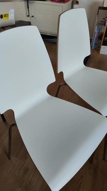Twee witte stoelen beschikbaar voor biedingen