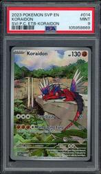Koraidon [Pokemon Center ETB Promo] PSA 9 - SVP014 - 2023, Hobby en Vrije tijd, Verzamelkaartspellen | Pokémon, Ophalen of Verzenden