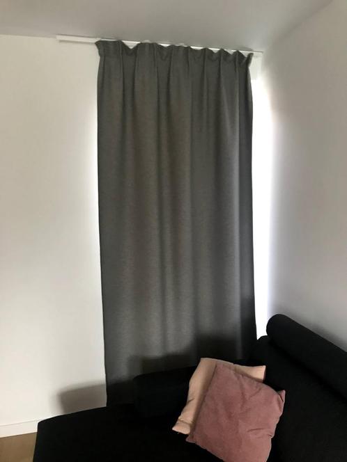 Grijs gordijn (1 stuk) met gordijnrail en -haken (NIEUW!), Huis en Inrichting, Stoffering | Gordijnen en Lamellen, Nieuw, 200 cm of meer