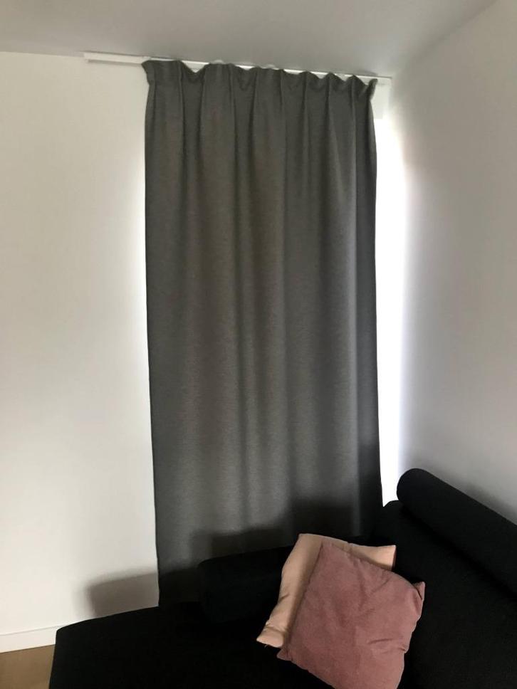 Grijs gordijn (1 stuk) met gordijnrail en -haken (NIEUW!), Huis en Inrichting, Stoffering | Gordijnen en Lamellen, Nieuw, 200 cm of meer