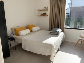 2 Moderne bedden – Wit Metalen Frame + Matrassen  beschikbaar voor biedingen