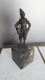 Antiek bronzen Pierrot beeldje op marmeren sokkeltje, Antiek en Kunst, Ophalen of Verzenden