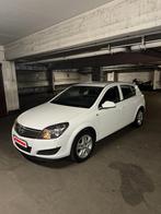 Opel Astra met slechts 43.300 km | Benzine 1.6L | 5DR | 2011, Auto's, Voorwielaandrijving, Euro 5, Stof, Zwart