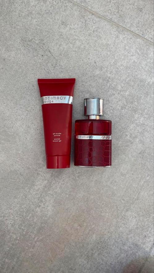Eau de parfum - Intimacy rouge, Handtassen en Accessoires, Uiterlijk | Parfum, Nieuw, Ophalen
