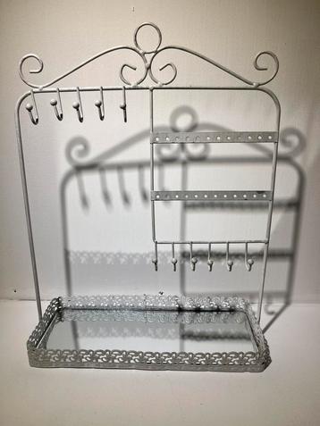 Stalen sieradenhouder beschikbaar voor biedingen