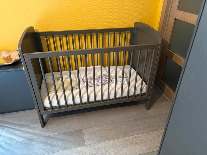 Lit bébé Périclès de couleur taupe, Enfants & Bébés, Berceaux & Lits, Comme neuf, Enlèvement