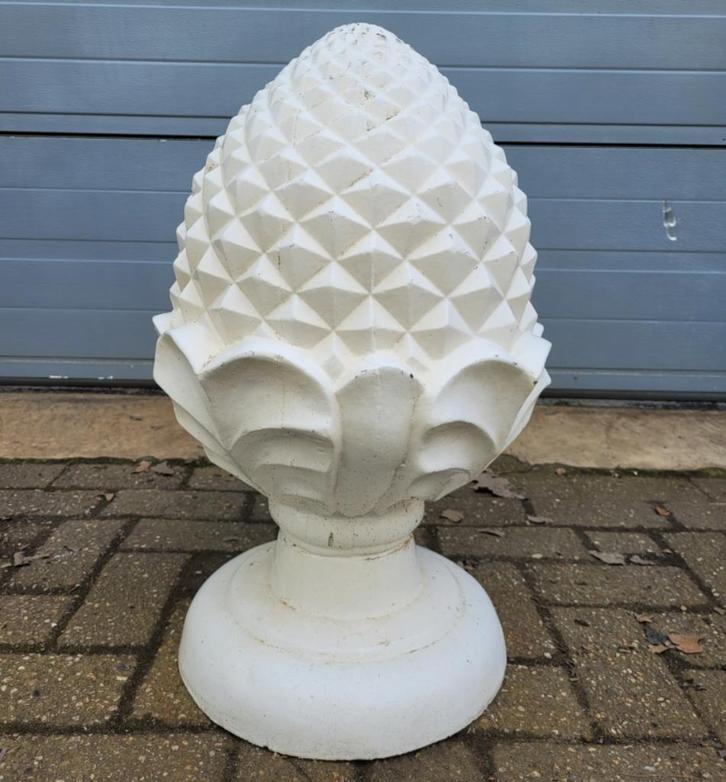 Zeer grote gietijzeren dennenappel tuinbeeld beeld, Tuin en Terras, Tuinbeelden, Zo goed als nieuw, Overige typen, Metaal, Ophalen of Verzenden