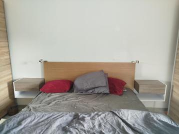 Nachtkastjes aan de muur beschikbaar voor biedingen