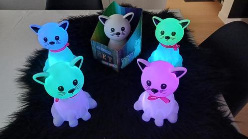 Poes nachtlampje wit met automatisch led kleuren wijziging, Kinderen en Baby's, Kinderkamer | Inrichting en Decoratie, Nieuw, Lamp