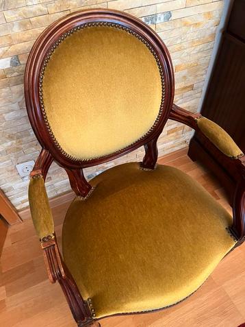 6 stoelen met goud-geel fluweel beschikbaar voor biedingen