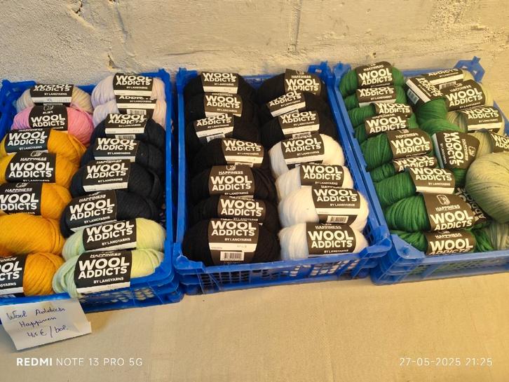 Wool Addicts. HAPPINESS. Garens beschrijving bij de foto' s., Hobby en Vrije tijd, Breien en Haken, Nieuw, Ophalen