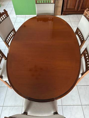 Belle table à manger ovale en bois 