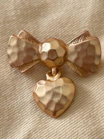 Auriège gouden en geborsteld gouden metalen broche hartstrik beschikbaar voor biedingen