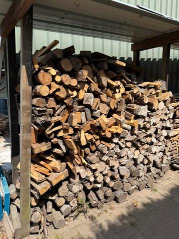 Droog brandhout beschikbaar voor biedingen