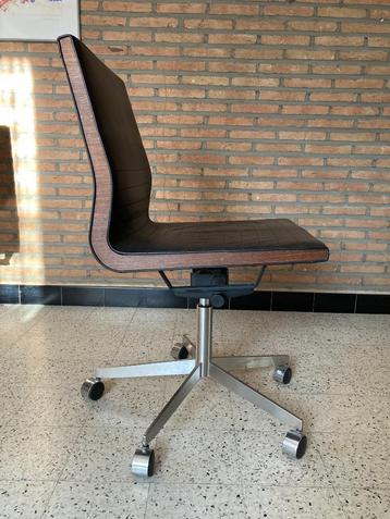 2x VVD Chair door Vincent Van Duysen beschikbaar voor biedingen