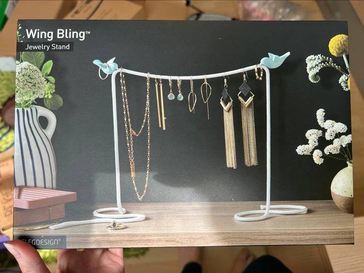 Juwelenhouder Wing bling - Peleg design, Handtassen en Accessoires, Kettinghangers, Nieuw, Blauw, Overige voorstellingen, Ophalen of Verzenden