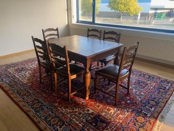 Tafel met 6 stoelen beschikbaar voor biedingen