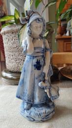 Statue en porcelaine d'une jeune fille avec une poupée bleue, Antiquités & Art, Enlèvement ou Envoi