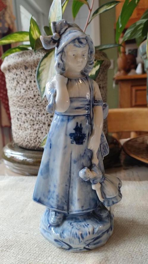 Statue en porcelaine d'une jeune fille avec une poupée bleue, Antiquités & Art, Antiquités | Porcelaine, Enlèvement ou Envoi