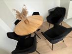 Ronde houten tafel + 6 zwarte fluwelen stoelen, Huis en Inrichting, 4 tot 6 stoelen, Zo goed als nieuw