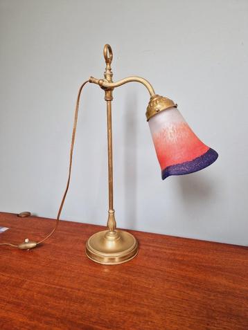 Art Deco bureaulamp in messing en gesatineerd glas, 1920-30 