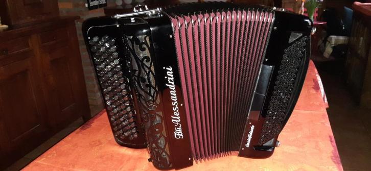 Accordéon, Muziek en Instrumenten, Accordeons, Gebruikt, Knopaccordeon, 120-bas, Overige merken, Met koffer, Ophalen