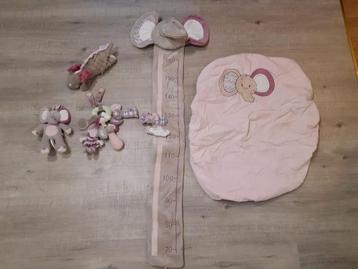 Babyspullen Noukies groeimeter/ speeltje/ hoes /knuffel, Enlèvement ou Envoi, Comme neuf