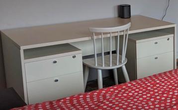 Wit bureau  beschikbaar voor biedingen
