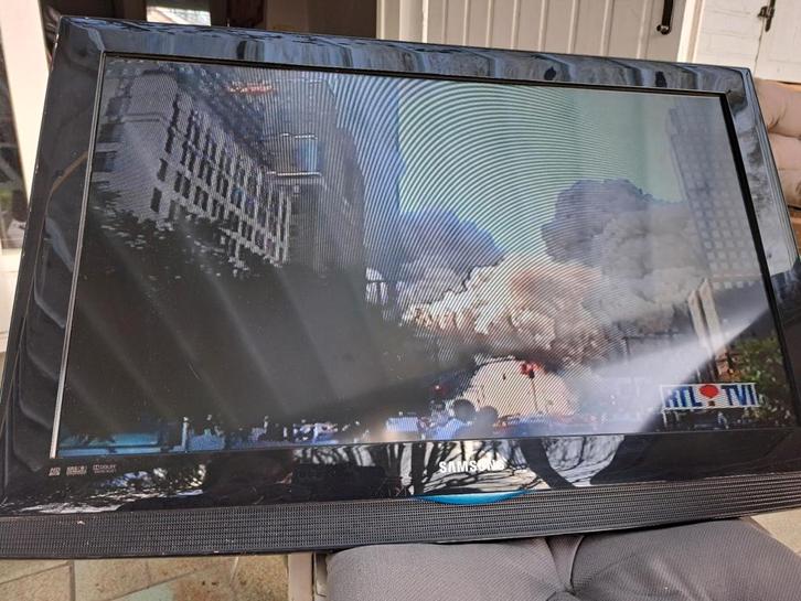 Samsung 82 pouces avec télècommande universelle faire offre., TV, Hi-fi & Vidéo, Télévisions, Comme neuf, Samsung, Enlèvement