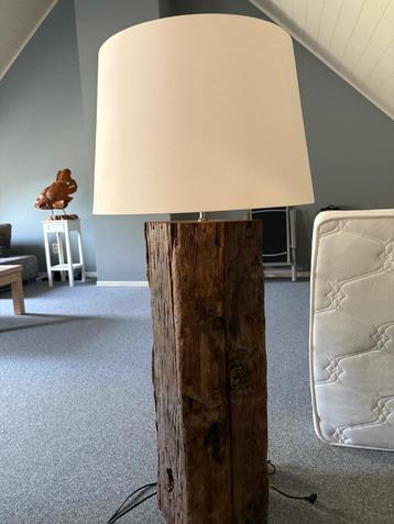 Mooie landelijke lamp op robuuste houten voet beschikbaar voor biedingen