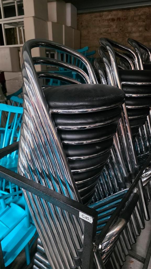 60x stapelbare barkruk in 2 karren lot partij bar cafe, Antiek en Kunst, Antiek | Meubels | Stoelen en Sofa's, Ophalen