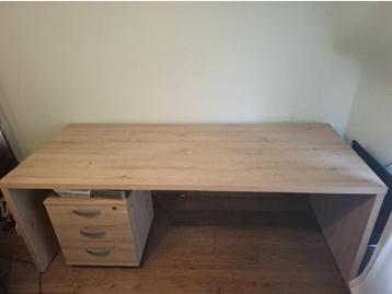 Grote bureau  beschikbaar voor biedingen
